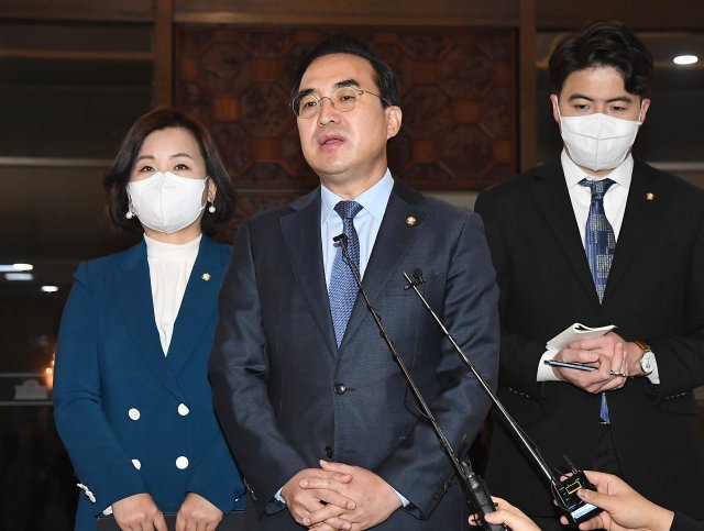 더불어민주당 박홍근 원내대표가 11일 국회에서 이상민 행정안전부 장관 해임건의안이 통과된 후 취재진에게 브리핑을 하고 있다. 사진공동취재단