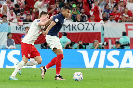 4일(현지시간) 오후 카타르 도하의 알투마마 경기장에서 열린 2022 카타르 월드컵 16강전 프랑스와 폴란드의 경기 전반에서 프랑스 음바페가 돌파를 시도하고 있다. 2022.12.5/뉴스1