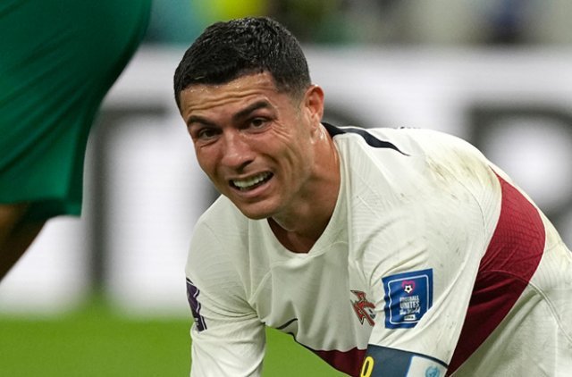 포르투갈의 크리스티아누 호날두가 10일(현지시간) 카타르 도하의 알 투마마 스타디움에서 열린 2022 카타르 월드컵 8강전에서 모로코에 패한 후 눈물을 흘리고 있다. 뉴시스