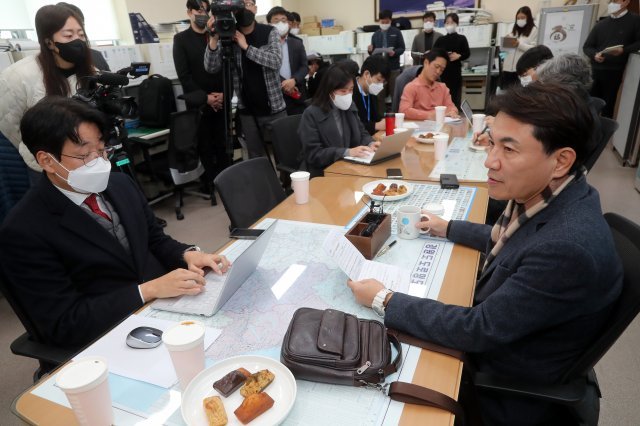 김진태 강원도지사(맨오른쪽)가 12일 도청 기자실에서 기자간단회를 갖고 보증채무 2050억 원을 전액 상환했다고 밝혔다.  강원도 제공