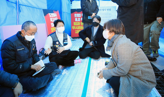 박진 인권위 사무총장이 12일 오후 여의도 국회 앞에 마련된 공공운수노조 화물연대 농성장을 찾아 현정희 공공운수노조 위원장, 이봉주 화물연대본부 위원장과 대화하고 있다. 2022.12.12/뉴스1