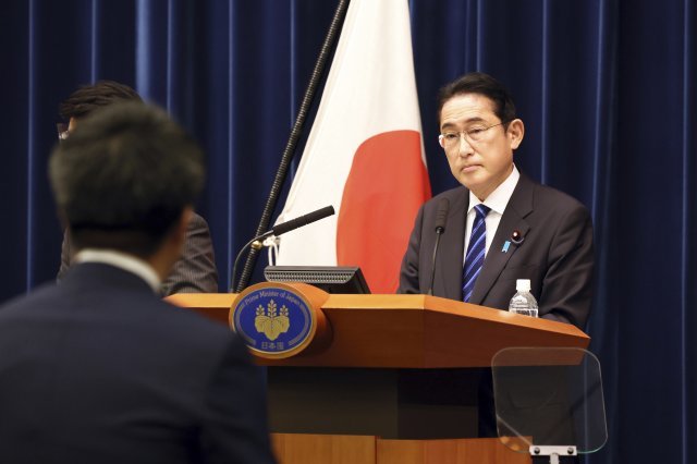 기시다 후미오 일본 총리가 10일 일본 도쿄 총리관저에서 가진 기자회견에서 기자의 질문을 듣고 있다. AP 뉴시스