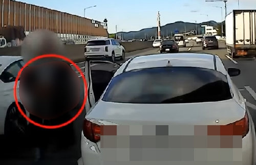 A 씨를 위협하는 상대 차량 운전자. 한문철TV