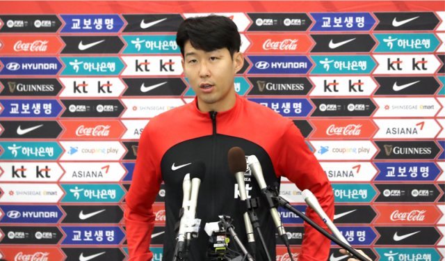 2022 카타르 월드컵에서 16강 진출 성적을 거둔 한국 축구대표팀 손흥민이 7일 오후 인천국제공항을 통해 귀국해 인터뷰를 하고 있다. 뉴시스