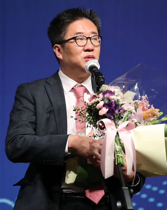 류선규 SSG 랜더스 단장이 8일 오전 서울 강남구 호텔 리베라 청담 베르사이유홀에서 열린 ‘2022 뉴트리디데이 일구상’ 시상식에서 프런트상을 수상 후 수상 소감을 말하고 있다. 2022.12.8/뉴스1