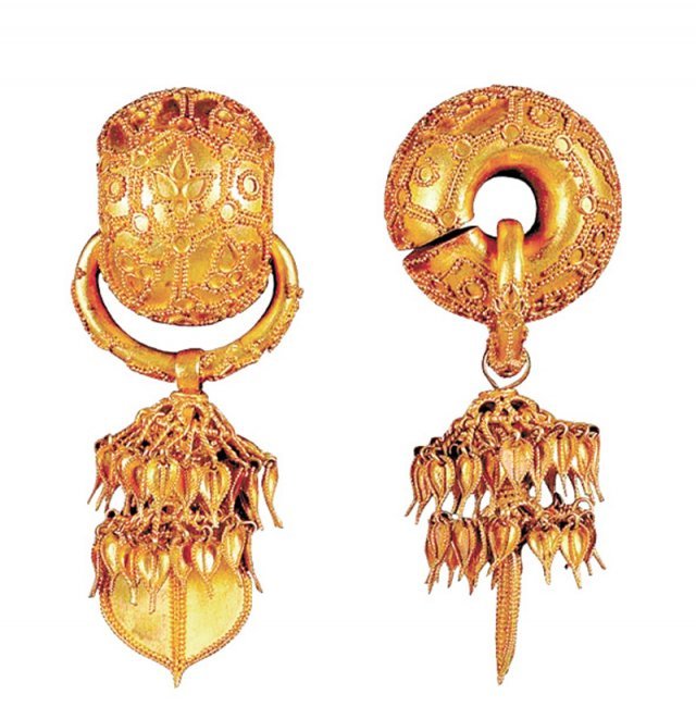 경북 경주 보문동 합장분 석실묘에서 출토된 신라의 금 귀걸이. 국립중앙박물관 제공