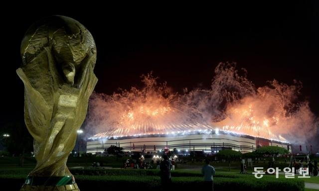 지난달 20일(현지 시간) 2022 카타르 월드컵 개막식이 열리는 카타르 알고르의 알바이트 스타디움에서 축하 폭죽이 터지고 있다. 알코르=송은석 기자 silverstone@donga.com
