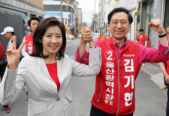 2018년 6월 9일 김기현 자유한국당 울산시장 후보 지원을 위해 울산에 내려온 나경원 의원이 울산 남구 신정시장에서 선거 필승을 다짐하며 김 후보와 두손을 맞잡고 있다. ⓒ News1 DB