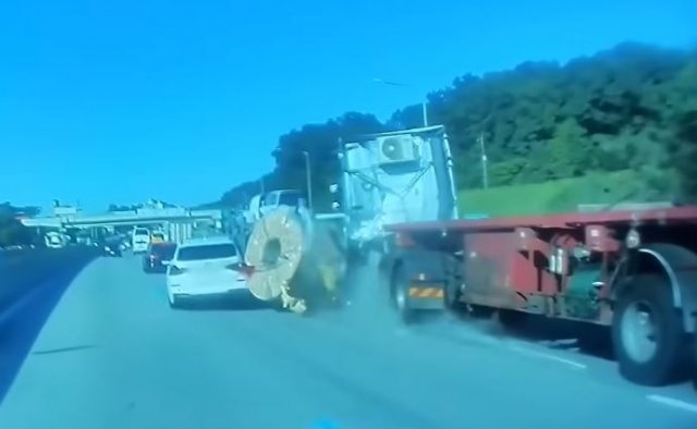 지난 9월 21일 오후 4시 5분경 경부고속도로에서 화물차에 실려 있던 24톤 철판 코일이 굴러 떨어져 옆 차와 충돌했다. 유튜브 채널 ‘한문철TV’