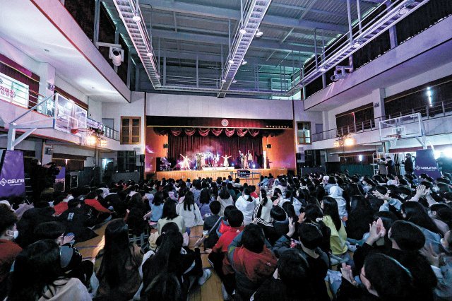 6일 대구 남구 영선초교 대강당에서 학생들이 대덕문화전당의 갈라 콘서트 ‘스쿨콜’ 공연을 관람하고 있다. 대구 남구 제공