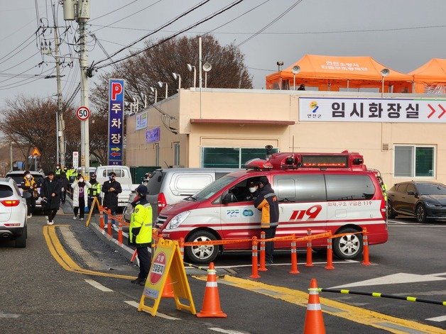 13일 오전 경기도 연천 소재 육군 제5보병사단 열쇠 신병교육대에서 방탄소년단 진이 입대하는 가운데, 군·경이 함께 안전 유지를 위해 통제를 하고 있다. ⓒ 뉴스1