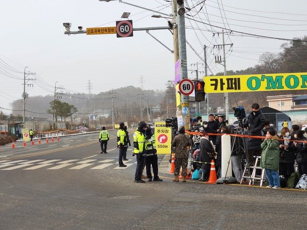 13일 오전 경기도 연천 소재 육군 제5보병사단 열쇠 신병교육대에서 방탄소년단 진이 입대하는 가운데, 군·경이 함께 안전 유지를 위해 통제를 하고 있다. ⓒ 뉴스1