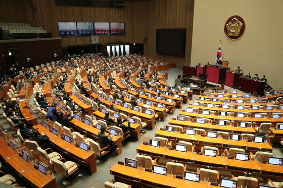 11일 서울 여의도 국회에서 열린 본회의에서 이상민 행정안전부 장관 해임건의안이 국민의힘 의원들 불참 속 가결되고 있다./뉴스1