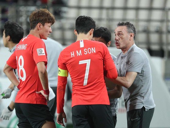 파울루 벤투 대한민국 축구대표팀 감독이 16일 오후(현지시간) 아랍에미리트연합(UAE) 아부다비 알냐얀 스타디움에서 열린 2019 아시아축구연맹(AFC) 아시안컵 C조 조별리그 3차전 대한민국과 중국의 경기에서 손흥민, 황의조에게 작전지시를 하고 있다. 2019.1.16/뉴스1