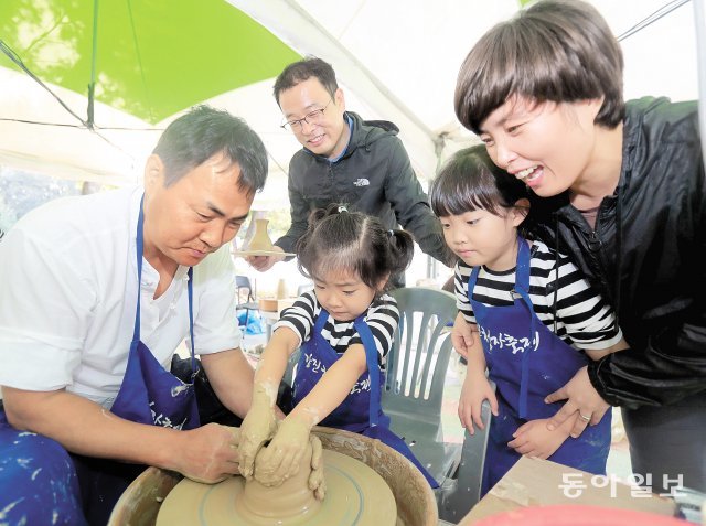 강진청자축제를 찾은 어린이들이 전통방식으로 도자기를 만드는 물레체험을 하고 있다. 강진군은  강진청자축제 개최 시기를 겨울로 옮겨 내년 2월 23일부터 3월 1일까지 개최한다. 동아일보DB