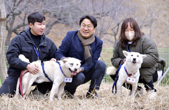 강기정 광주시장이 12일 북구 우치동물원을 방문해 문재인 전 대통령이 기르다 정부에 반환한 풍산개 ‘곰이와 송강’을 동물원 임시놀이터에서 맞이하고 있다.광주시 제공