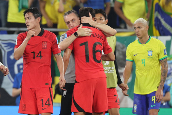 파울루 벤투 대한민국 축구대표팀 감독이 5일 오후(현지시간) 카타르 도하 스타디움974에서 열린 2022 카타르 월드컵 16강 브라질과의 경기에서 1대 4로 패배하며 경기를 마친 선수들을 격려하고 있다. 2022.12.6/뉴스1