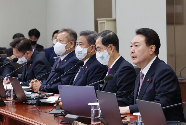 윤석열 대통령이 13일 오전 서울 용산 대통령실 청사에서 열린 국무회의를 주재하고 있다. 대통령실사진기자단