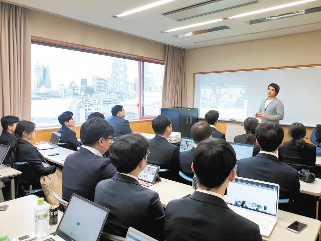 선문대 학생들이 일본 현지에서 채용 면접에 참가해 기업 소개를 듣고 있다. 선문대 제공