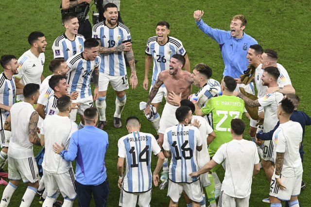아르헨티나 선수들이 2022년 12월 14일(한국시간) 카타르 루사일 경기장에서 열린 월드컵 준결승전에서 크로아티아를 3-0으로 이긴 것을 축하하고 있다. 신화/뉴시스