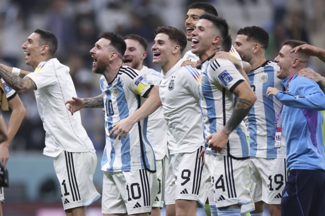 아르헨티나 선수들이 2022년 12월 14일(한국시간) 카타르 루사일 경기장에서 열린 월드컵 준결승전에서 크로아티아를 3-0으로 이긴 것을 축하하고 있다. 신화/뉴시스