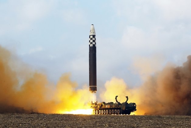 북한의 신형 대륙간탄도미사일(ICBM) ‘화성포-17형(화성-17형)’을 시험발사하는 모습. (평양 노동신문=뉴스1)