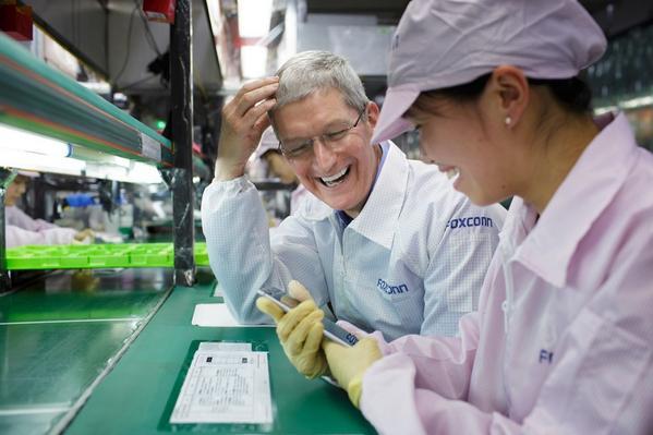 2014년 폭스콘 정저우 공장을 찾아갔던 팀 쿡 애플 CEO. 팀 쿡이 자신의 트위터에 올렸던 사진이다.