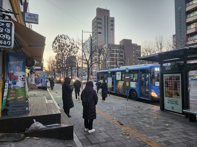 14일 오전 관악구 낙성대역 인근 출근길 시민들이 롱패딩으로 중무장한 채 버스를 기다리고 있다. 22.12.14. 뉴스1