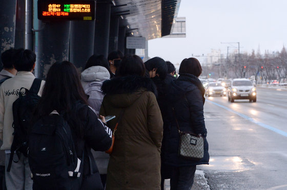 대설주의보가 발효된 14일 오전 광주 서구 광천동의 한 버스터미널에서 시민들이 두터운 옷을 입고 버스를 기다리고 있다. 2022.12.14. 뉴스1