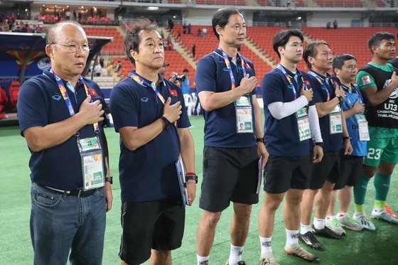 박항서 베트남 U-23 축구대표팀 감독(왼쪽)이 16일 오후(현지시간) 태국 방콕 라자망갈라 스타디움에서 열린 ‘2020 AFC U-23 챔피언십’ 베트남과 북한의 조별리그 3차전 경기에 앞서 베트남 국가를 부르고 있다. 2020.1.17/뉴스1