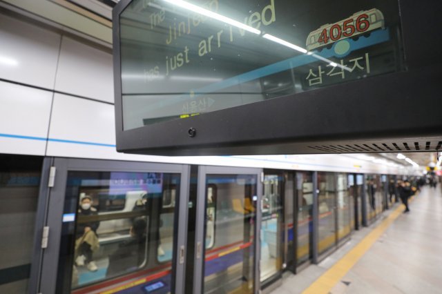 14일 오전 서울 용산구 삼각지역에서 지하철이 정상 운행되고 있다. 서울교통공사 등에 따르면 14일 오전 삼각지역에서 전장연의 출근길 시위로 열차가 지연되자 숙대입구역 방향으로 가는 4호선 열차를 한 차례 무정차 통과했다. 뉴시스