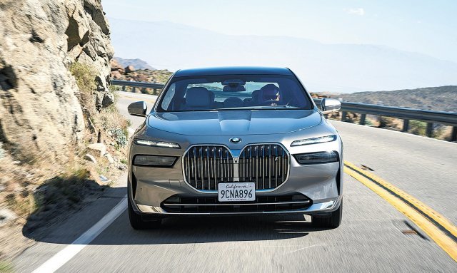 BMW 7시리즈 최초의 순수전기 모델인 ‘i7 xDrive60’이 10월 미국 캘리포니아 팜스프링스의
 도로를 내달리고 있다. 차체 전면부에는 BMW 디자인의 핵심인 ‘키드니 그릴’이 커다랗게 자리 잡고 있다. 굴곡진 도로가 많이 
등장하는 지역이지만 BMW 플래그십 순수전기 세단답게 소음과 진동이 적은 정숙성이 압도적이다. BMW코리아 제공