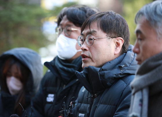 강진구 ‘시민언론 더탐사’ 공동대표가 14일 마포구 서울경찰청 부패·공공범죄수사대에서 한동훈 법무부 장관 자택 주거침입 사건과 관련해 피고발인 신분으로 조사를 받기 전 입장을 밝히고 있다. 2022.12.14/뉴스1