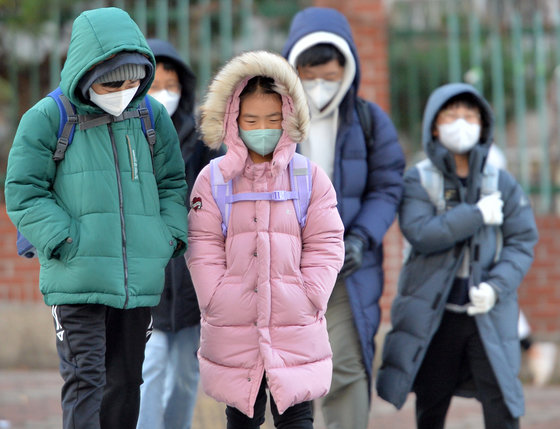 아침 기온이 영하 4.6도(체감 10.6도)까지 떨어진 14일 오전 경북 포항시에서 등굣길에 나선 어린이들이 몸을 움츠린 채 학교로 향하고 있다. 2022.12.14/뉴스1
