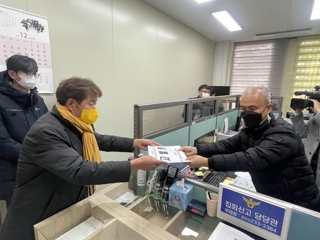 여영국 정의당 경남도당위원장이 14일 경남경찰청 민원실을 찾아 이태원 참사 유족을 향해 막말을 한 김미나 창원시의원을 명예훼손, 모욕 혐의로 고발하는 고발장을 제출하고 있다. 정의당 경남도당 제공