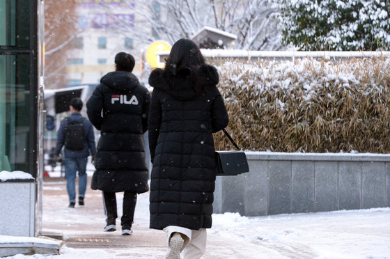 대설주의보가 발효된 14일 오전 광주 서구 광천동에서 시민들이 두꺼운 옷을 입고 걸음을 서두르고 있다. 2022.12.14 뉴스1