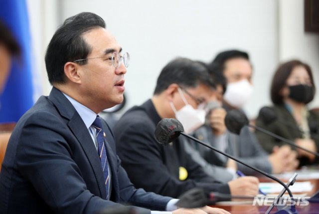 더불어민주당 박홍근 원내대표(왼쪽)가 15일 오전 서울 여의도 국회에서 열린 정책조정회의에서 발언하고 있다. 뉴시스