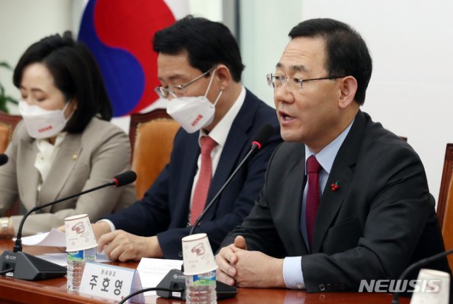 국민의힘 주호영 원내대표(오른쪽)가 15일 오전 서울 여의도 국회에서 열린 비상대책위원회의에서 발언하고 있다. 뉴시스