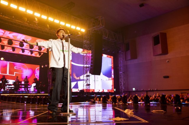 광주 김대중컨벤션센터 다목적홀에서 10일 연말 단독 콘서트 ‘2022 크러쉬 콘서트: 크러쉬 아워’ 투어의 첫 공연을 연 가수 크러쉬. 피네이션 제공