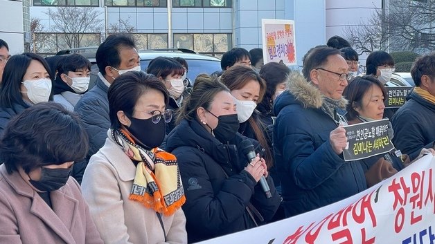 15일 경남 창원시의회 앞에서 이태원 참사 희생자 유족들이 김미나 창원시의원의 사퇴를 촉구하는 기자회견을 연 가운데 한 유족이 발언을 하며 눈물을 흘리고 있다.2022.12.15/뉴스1