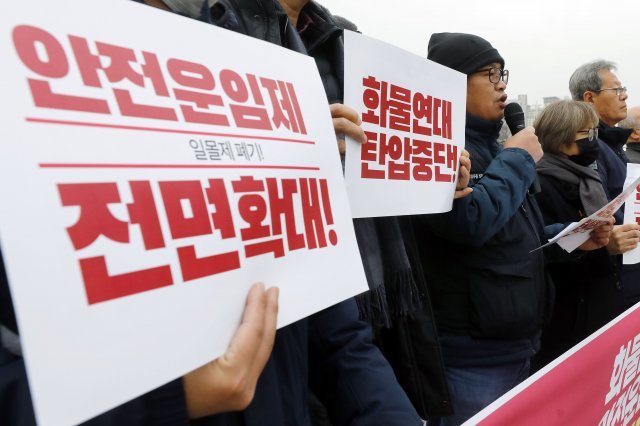 13일 서울 용산구 전쟁기념관 앞에서 열린 화물연대 탄압 중단, 안전운임제 전면확대 촉구 공동 기자회견에서 박재석 화물연대본부 사무처장이 발언하고 있다. 뉴시스 제공