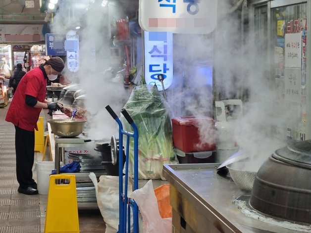 강원 전역에 한파특보가 내려진 14일 강릉시 성남중앙시장의 한 식당 가마솥에서 김이 피어나고 있다. .2022.12.14/뉴스1