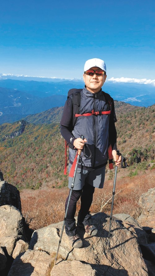 안순기 대표가 한 산의 정상에 오른 모습. 어릴 때부터 산을 좋아했던 그는 2017년부터는 어머니 건강을 기원하는 마음으로 2년간
 100대 명산을 올랐고, 지금까지 204개 산을 정복하면서 건강한 삶을 살고 있다. 안순기 대표 제공
