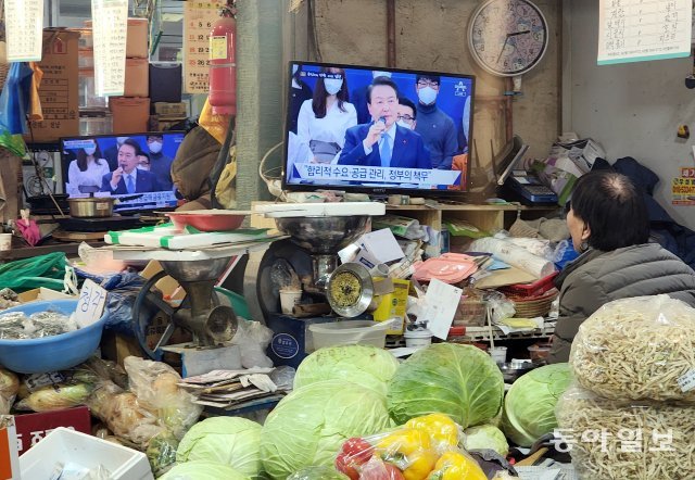 15일 오후 서울 서대문구 인왕시장의 상점 TV 화면에 윤석열 대통령 주재 제1차 국정과제 점검회의가 생중계로 방송되고 있다. 전영한 기자 scoopjyh@donga.com