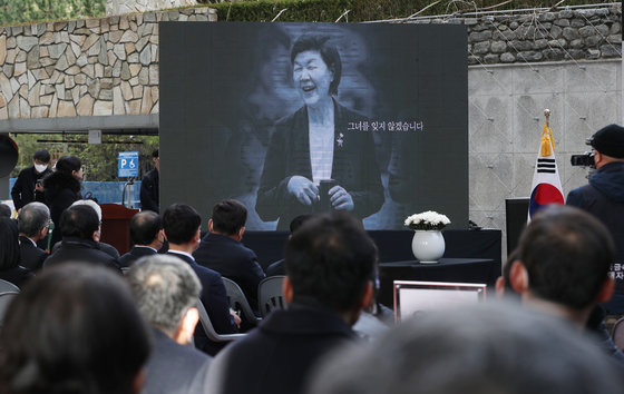 지난 12일 오전 울산시교육청 중앙광장에서 엄수된 고(故) 노옥희 울산교육감의 영결식에서 추모 영상이 나오고 있다. 노 교육감은 지난 8일 기관장 정례협의회를 겸한 오찬 모임 중 심장마비 증세를 보이며 쓰러진 후 병원으로 이송됐으나 끝내 숨졌다. ⓒ News1