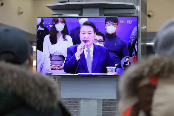 윤석열 대통령이 15일 오후 청와대 영빈관에서 제1차 국정과제 점검회의를 주재하는 가운데 대구역 맞이방에서 시민들이 텔레비전 생중계를 시청하고 있다. 2022.12.15/뉴스1