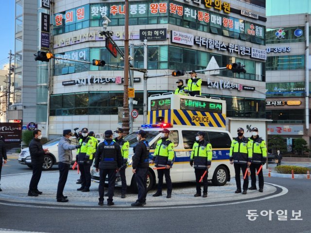 15일 부산시청 인근에서 펼쳐진 혼잡 안전관리 차량 시연회 모습. 부산=김화영 기자 run@donga.com