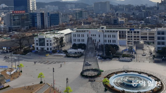 15일 광주 동구 광산동 국립아시아문화전당 앞 옛 전남도청 분수대 주변에 크리스마스트리가 설치돼 있는 모습. 이형주 기자 peneye09@donga.com