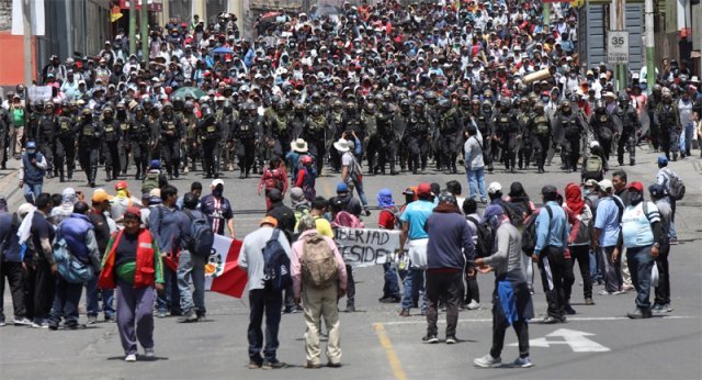 14일 페루 남부 아레키파에서 경찰이 일주일 전 탄핵된 페드로 카스티요 전 대통령을 지지하는 반정부 시위대를 해산시키기 위해 진입하고 있다. 아레키파=AP 뉴시스