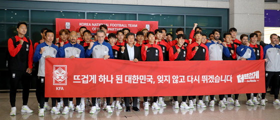 2022 카타르월드컵 16강을 달성한 대한민국 축구 국가대표팀 선수들과 코치진. 뉴스1